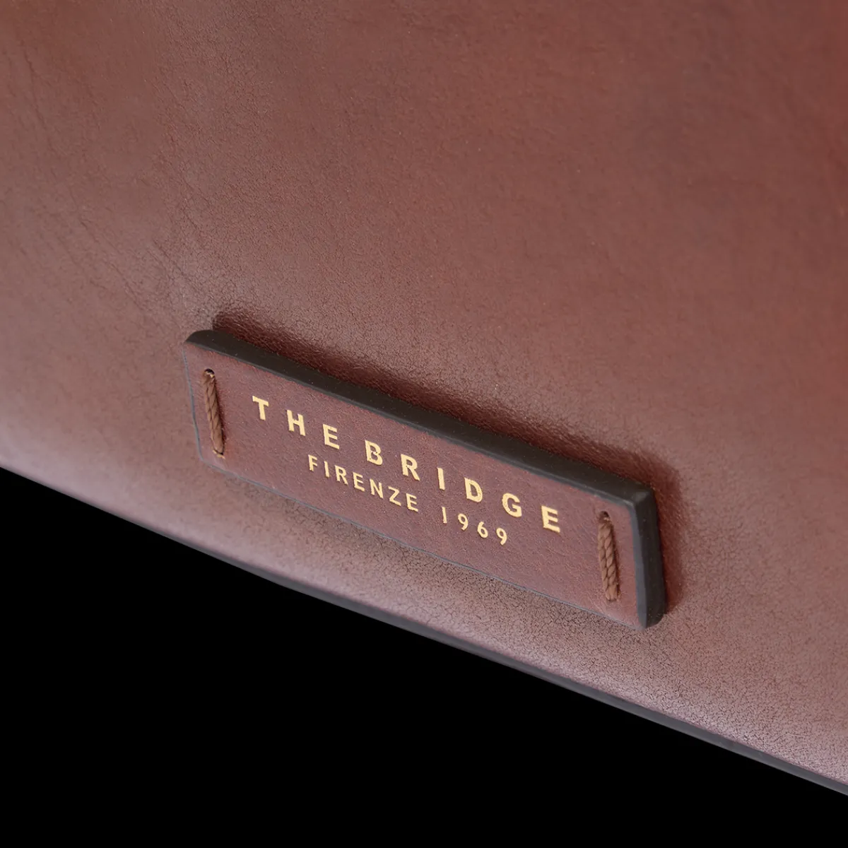 Borsa a spalla in pelle con zip frontale-The Bridge Outlet