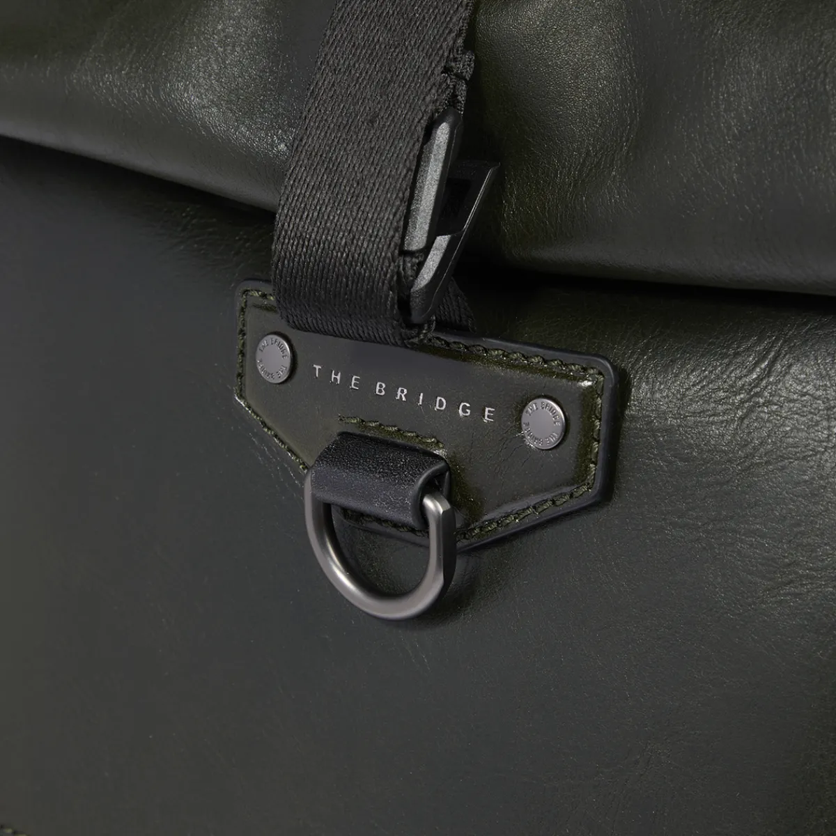 Zaino in pelle uomo con apertura roll-top-The Bridge Discount