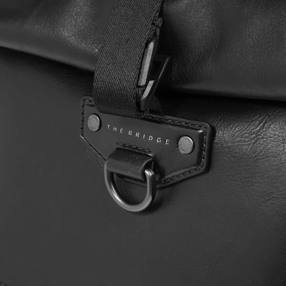 Zaino in pelle uomo con apertura roll-top-The Bridge Clearance