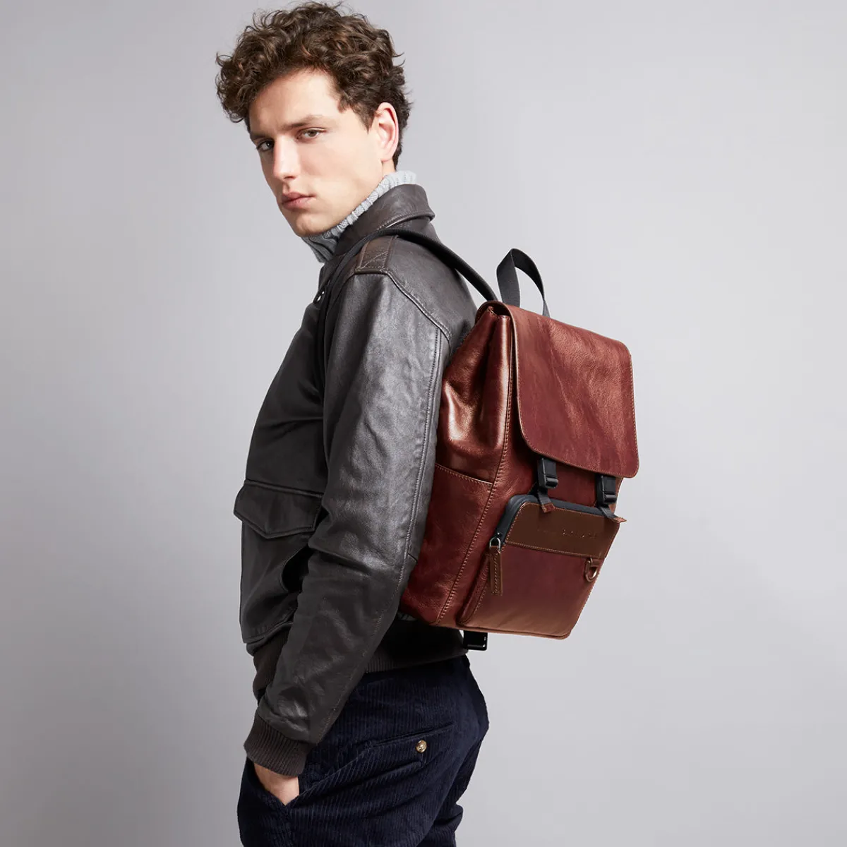 Zaino in pelle uomo con patta frontale-The Bridge